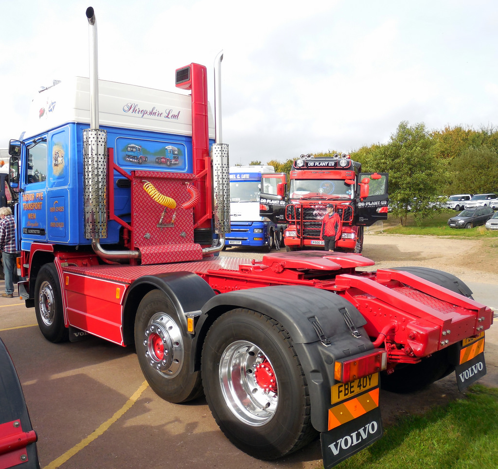 VOLVO GLOBETROTTER ACHTERKANT.04.jpg