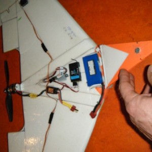 electronica onder de afdekflap, alles ingesneden in de polypron, zodat betere stroomlijn