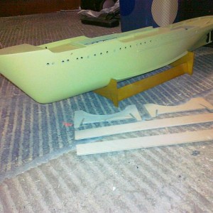 De eerste Zwarte Zee is klaar voor zijn definitieve kleurtje. Ook gelijk een bootstandaard + houtpakketje voor een tweede gezaagd.