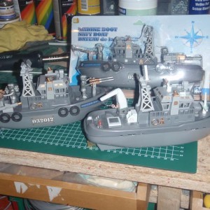 Bootje in de verpakking, bootje uit de verpakking, bootje na de eerste aanpassingen: De veel te grote kanonnen, raketten en poppetjes er af en een kraantje, sleepliertje, mastje etc. er op.
