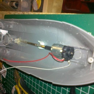 Tweede bootje uitgerust met een normale schroef + as die ik nog had liggen. Véél te veel vermogen, het bootje springt uit de wasbak bij testen...
