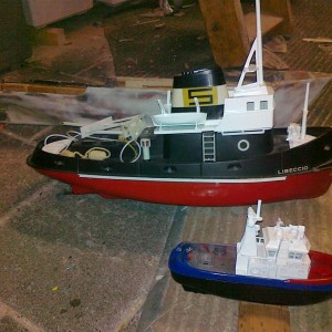 Voor het maat-idee: Mini-slepertje, Libeccio (+/-50cm) en een romp van een Zwarte Zee (80cm) bij elkaar... Hij is wel écht heel klein hoor!