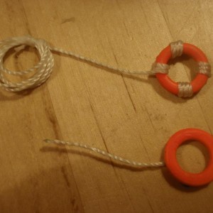 Ongedefinieerde witte ringen omgetoverd tot reddingsboeien