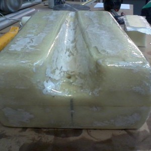 voerboot achterkant onder na schuren 1e laag epoxy