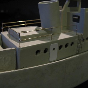 Deurtjes, trappetjes, railing brugdek gemonteerd