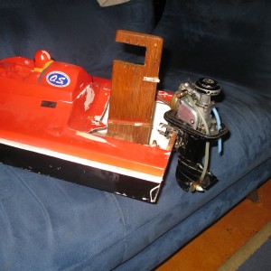Best wel stoer motortje....
Gek genoeg zijn motor en boot (in elk geval het ontwerp)tijdgenoten: deze boot was ook al midden jaren zeventig te koop, net als de motor.