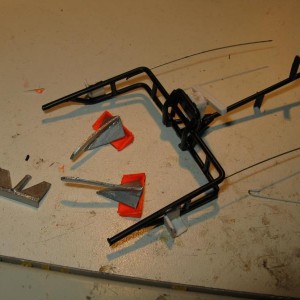 Mast van de Tamar in de lak en de ankertjes voor beide bootjes klaar