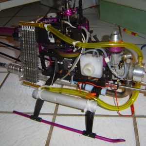 Het complete koelsysteem zoals het op de heli geïnstalleerd is. Expansietank is niet duidelijk te zien op deze foto