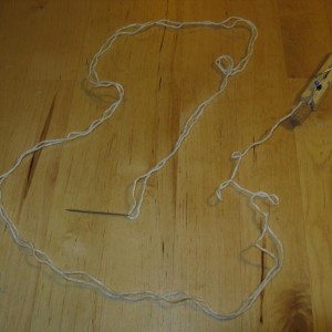 Flink stuk draad nodig en een naald; neem een flink stuk dubbel, dat scheelt zeker in het begin flink doorhalen.