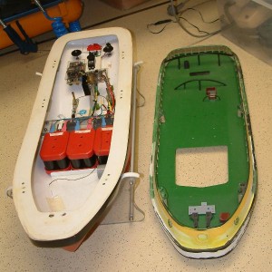 Romp & Dek. ik heb voor deze methode gekozen om een schoondek te houden. Via de bolders zet ik het vast aan de romp, met zacht rubber kort is het waterdicht.