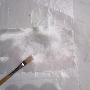 Resin/expoxy op matje die op plastic zakje ligt schilderen