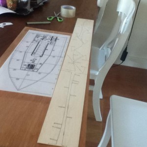 spanten uitgetekend op het hout