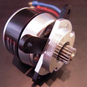 Joker 3530-14 1.000kv met Conrad 18T rondsel (modus 0,5) en de flens van de MP-JET 3.33:1 gearbox
Asdikje Joker 4mm. Conrad rondsel 5 mm. Pasbus uit messing buis.