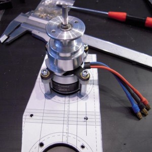 Joker 3530-14 1.000kv motor samengebouwd met de 
planetary gearbox. Motor kan koelen door het schot.