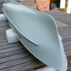 Robbe FL8 in de grondverf (Avis Multi-Primer Professional)-1
Deels nieuwe stootranden op de flanken. Een kielbalk en een verbeterde boeg.