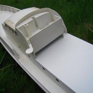 Robbe FL8 met gemodificeerde opbouw, nieuwe achterkajuit, ruimte onder het brugdek...