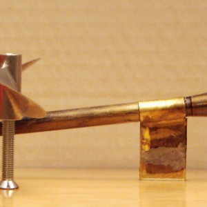 De rode X-60 naast de CNC props.