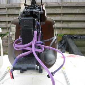 Het standaard Thunder Tiger uitlaatje past maar ternauwernood. Volgens Graupner moest hier indertijd een Heim Vollmechaniek (vergelijkbaar met Vario Hangmechaniek) met 7.5 cc motor EN resonantie-uitlaat in passen.... ????