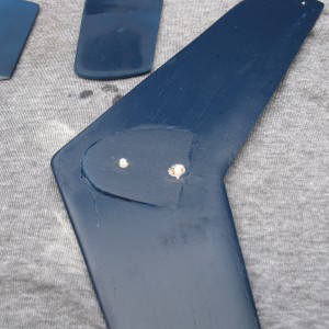 De "wig" op de verticale fin is nodig, omdat de romp voor een linksdraaiende rotor ontworpen is, en dit mechaniek draait andersom. Voor voorwaartse vlucht moet dan de tailfin een andere hoek hebben. Dat lukt niet helemaal (dan had ik 6 mm offset nodig) dus de fin staat nu recht....