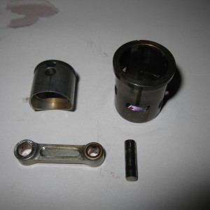 Slecht te zien, maar een vreetspoor ter breedte van de pistonpen, over zuiger, zuigerveer en in de voering.
Gek genoeg is het vreetspoor aan de kant van de teflon dop....