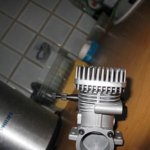De verdeling van de koelribben (boven en onder de "plaat") is bij deze motor gunstiger als bij OS