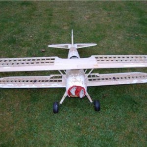 dit is de stearman die egbert hier op t forum te koop aan biedt 
voor contact:egbert.hamberg@ewetel.net
Dit model is van sterlingmodels.