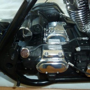 005 olliepomp na gemaakt zelf en er opgezet hadt die niet toen deze kocht in zwart die harley davidson roadking in de doos is ook moeilijk aan te komen dit model van radiografie
als model