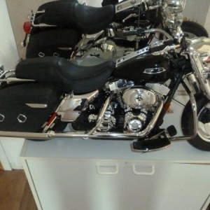 069 hier het begin van het afbreken die harley davidson roadking die een anderkleuen krijgt en alles uit elkaar wordt gehaald zie meerder fotos