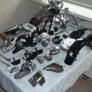 070 hier ligen de onderdelen voor gespoten te worden ander kleur in blauw orginal harley davidson kleur