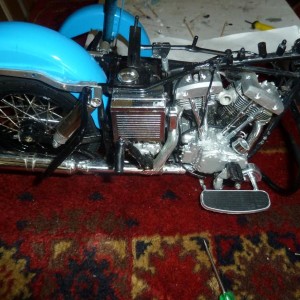 003 dit is de harley davidson uit de jaren 70 de belgie politie
vroeger geheten de zwaantjes  deze werden daarna in het echt in gekocht bij h maaskant de importeur toen vroeger van Europa en mijn vader er vroeger hebt gewerkt 45 jaar in het merk harley davidson en ik ook nog dit model is zelf na gemaakt kijk maar na het motorblok