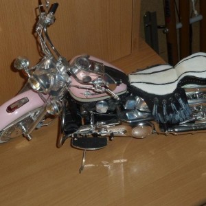 004 deze heb ik uit een bouwdoos van tamiya van de fatboy
en om gebouwt uit boek