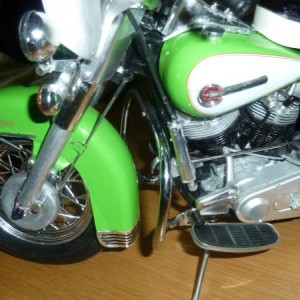 003 deze hebt ook gemaakt met tromelrem voor en achter met logos op de tank zelf na gemaakt uit orginal 
dit was van een groote verzamenling van harley davidson
het zijn er meer dan 300 modellen zo als u kon zie op de fotos
ik heb er heel veel gemaakt voor harley davidson mensen 
in hun model van na gemaakt in hun motorfiets dus zijn er mensen die hier wat van willen dat ze na maakt kunnen me dan sturen bericht ook dingen die zijn kapot ik maak ze wel weer opnieuw van tamiya als je het zelf niet ziet zitten