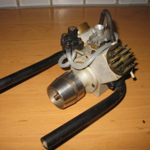 Een watergekoelde home-made V-twin.
Helaas niet afgemaakt, zuigers en drijfstangen ontbreken nog.