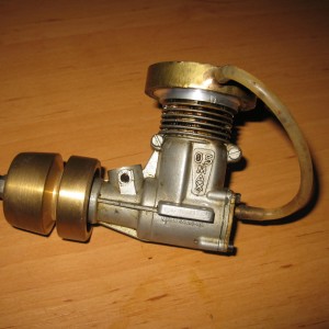 Incomplete OS FSR 21 (zo te zien), carurateur mist.
Zelfgemaakte cylinderkop, watergekoelde backplate.
Klemming in top marginaal.