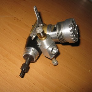 In beroerde staat verkerende Profi, cylinderinhoud onbekend. Handgemaakte schuifcarburateur, zelfgemaakte cylinderkop. Zuigerveer ontbreekt. Geschikt voor onderdelen of geduldige restaurator.