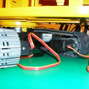 Excavator, Servo's (draaien 360 graden) vallen haast niet op.