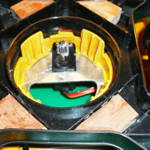 Excavator, de originele cabine bevestiging is nog geheel intact en perfect bruikbaar. De draai servo heb ik in de metalen plaat gevreesd en heb daardoor een stevige bevestiging voor de draaikrans.