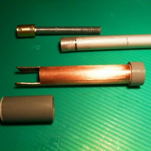 Excavator, Alle componenten van de cilinder. 
(1) draaieind 8mm met aansluitings verloop van 6 naar 3mm. De 8mm draadeinde wordt aan een einde afgedraaid tot 6mm.
(2) aluminium buisje met 8mm schroefdraad binnenwaards geplaatst en aan het andere einde de bevestiging voor aan de boom.
(3) koperbuisje 15mm, 12,7mm binnenwaards, met een het ene eind een uitparing voor de bevestiging van het micro motortje en aan het andere einde een plastic hulsje voor de sier.
(4) het eindkapje van plasticbuis met daaraan de bevestiging voor aan de arm van de boom.

Alle materialen zijn in de doehetzelf gekocht.