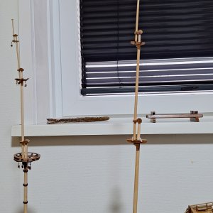 De grote mast in aanbouw