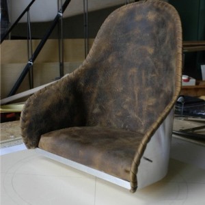 Stoel met leer bekleed