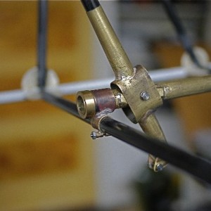 Dit is gesoldeerd met hard soldeer,lekker sterk.
Het geheel zit vast met klem ringen zo als dat in het echt ook was.
