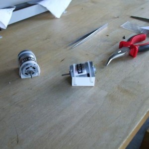 motors in zelfgemaakte behtuitzing (leve kabelgoot!)
