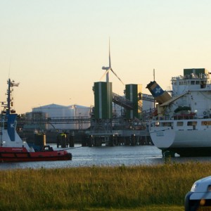 BootMidairMetBrug