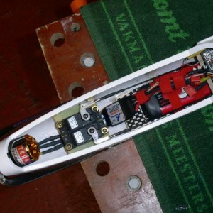 Accu (3S 3200mAh 260gr) op antislipmatje onder in de romp. ontvanger en evt andere electronica (Logger, vario etc) op triplexplaatje tussen de vleugels. ESC tussen accu en servo´s Motor (140gr BL)