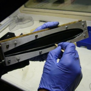 romp epoxy met vlokken in randje achter joggle plate