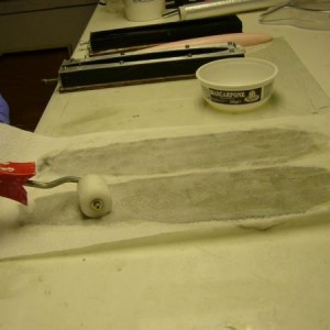 romp overtollige epoxy opzuigen en weefsel vlak rollen