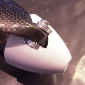 De RFM spinner moet altijd op de open- en dichtgevouwen klappropeller worden bijgeschaafd. Ook aan de 15" propeller-root moest ik wat schuren om deze vrij te kunnen laten bewegen in de propmenemer. (DSCN5743 LR)