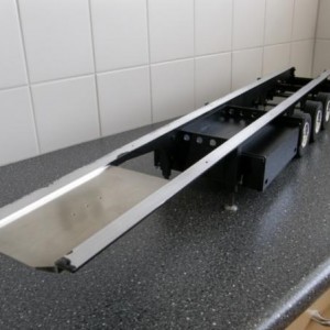 Geheel blank alluminium onderstel eerst spuiten