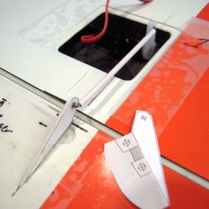 Proeopstelling aileron met styreenplastic heveltje, provisorisch gelijmd op stukjes 3M tape. Zo zie je of het gaat werken!
