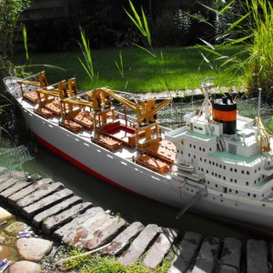 modelboot nedlloyd santos in de vijver